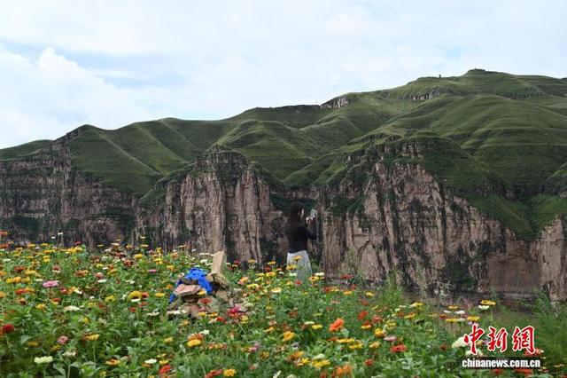 游客在山西与内蒙古交界老牛湾感受壮丽峡谷景观