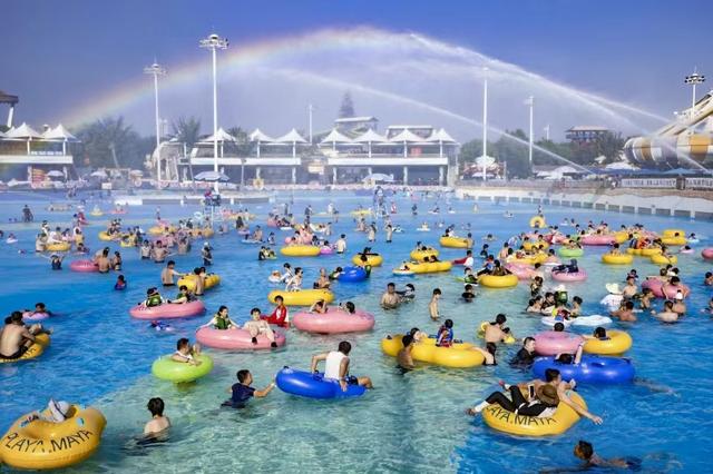 天气热，快乐经济更“热”！——暑期主题乐园热度持续攀升