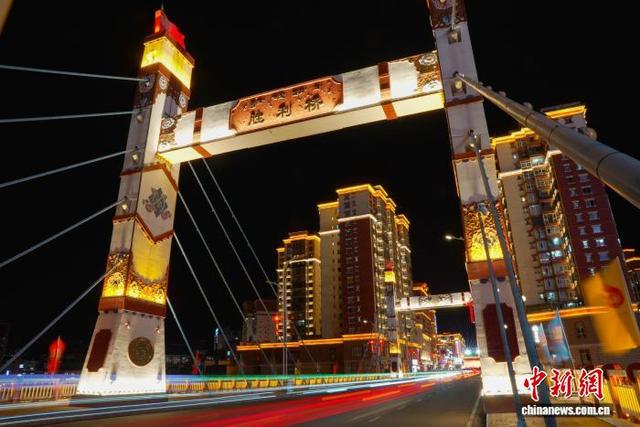 西藏昌都夜幕下的江河城景