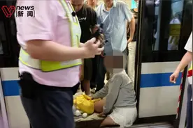 惊险！上海地铁一乘客左腿卡入站台与列车缝隙，地铁方提醒注意脚下间隙图片