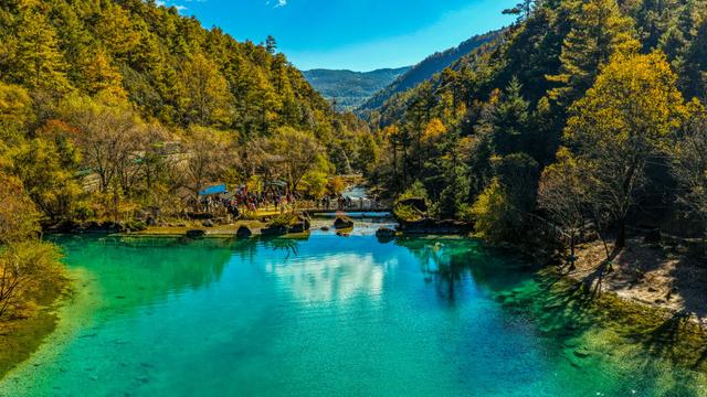 云南丽江：初冬雪山美如画