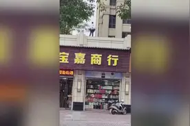 小孩五米高台上跳科目三，吓坏路人图片