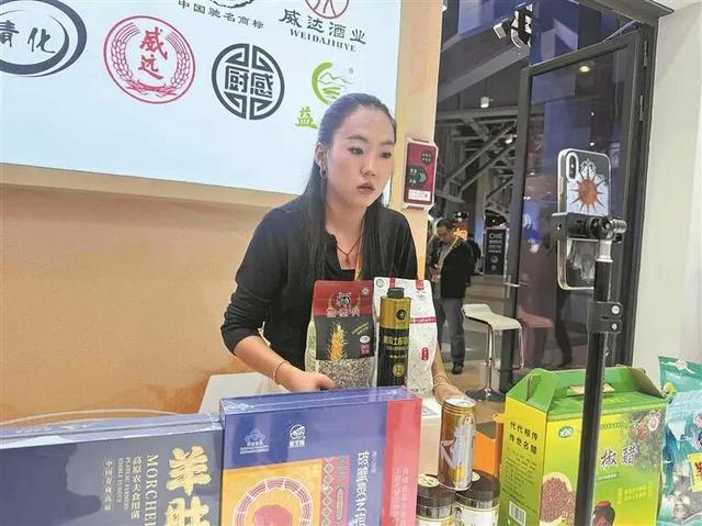 黄浦江畔听潮声 高原风物竞芬芳