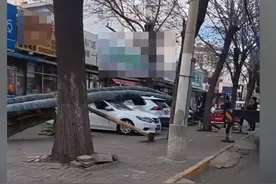 天津市滨海新区一小区门口供热管道倒塌，砸中汽车 当地回应图片