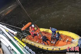 中国船只在安哥拉海域成功救助3名遇险渔民图片