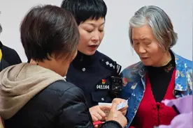 高龄残疾出行困难身份证怎么换？闵行公安为特定人群“送证上门”图片