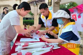 暖心！社区爱心小天使为友邻送祝福图片