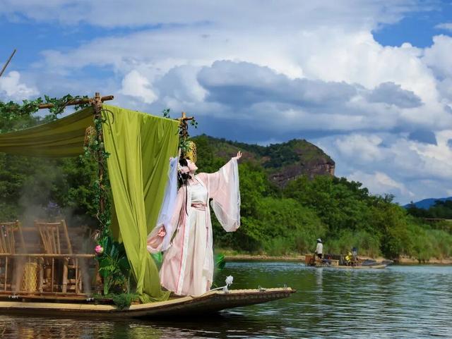 国庆趣龙虎山！乘森系竹筏解锁假期新玩法！
