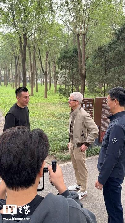 苹果 CEO 库克现身北京，同开发者散步聊天