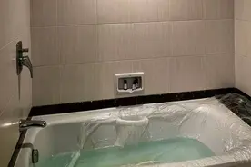 2岁男童洗澡时在浴缸里磕伤昏迷约3小时，贵州涉事酒店回应图片