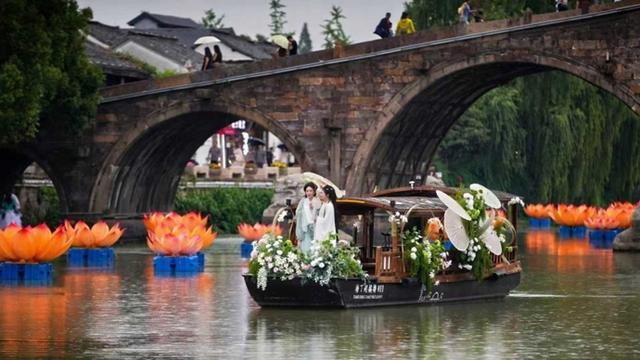 运河“骑”妙夜点亮临平塘栖古镇千年水道