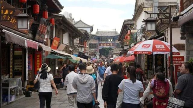 国庆假期过半，红河各地人从众！