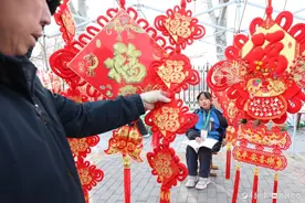 俺村俺家年味浓|年集上的小女孩图片