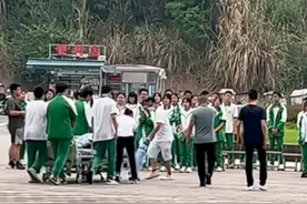 初三病重男孩躺病床和全班拍毕业照，次日不幸离世！网友：令人心痛的人生第一课图片