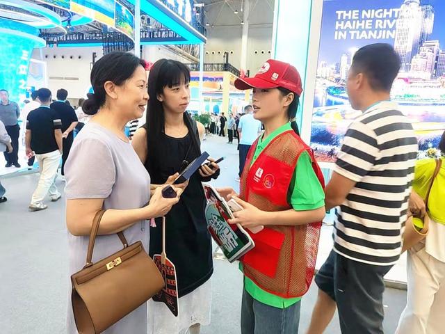 武汉“红马甲”注入青春能量，中国文旅博览会“因你而美”