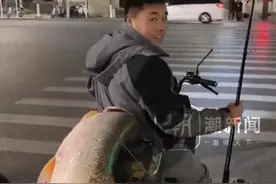 热闻|南昌一男子钓到56斤重的鳡鱼，绕城5小时炫耀！当事人：如果不冷要逛到天亮图片