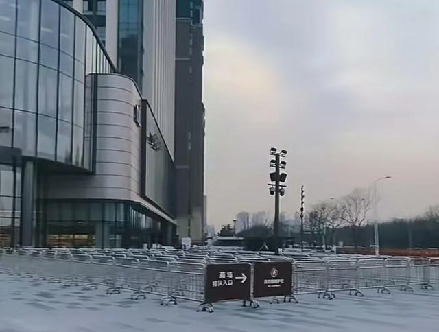 胖东来“三胖”今日试营业！现场排队数百米内部已限流，此前预计客流量达10万人，超市内部先睹为快→