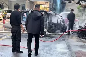 消防员休假时突遇火情，带领群众成功灭火图片