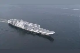 中国海军山东舰航母编队抵达香港图片