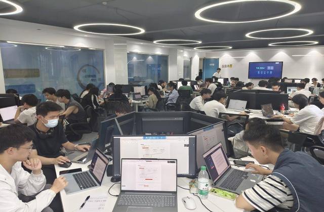 江汉大学探索校企协同育人模式 提前打造人工智能职场软实力