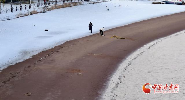 初雪漫兰州：中山桥畔银装展 白塔山下雪意浓