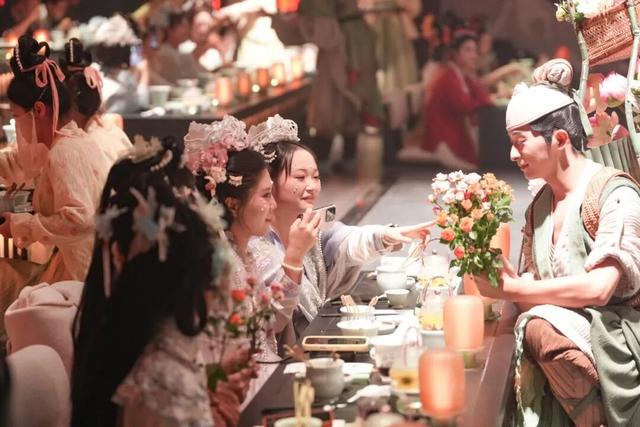 河南开封清明上河园《清明上河·宋宴》沉浸式餐秀首获国家级大奖！