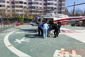 头部外伤患者病情危重急需转院  医院启用直升机转运图片