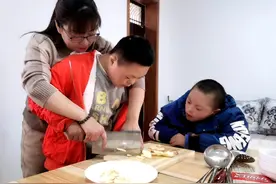 特殊孩子的“老师妈妈”图片