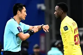 中国裁判马宁三次判罚点球，东道主卡塔尔成功卫冕图片