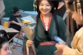 4岁半“社牛”萌娃街头免费送花，希望给外地游客一些小惊喜，网友：看得心动想去洛阳图片