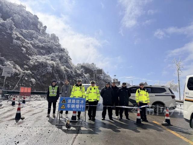 有执念！柳州这个森林公园变身“冰雪王国”，紧急封路也要走上去！