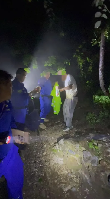为看18岁“生日日出”，男生独爬野长城被困悬崖！获救时，已严重虚脱