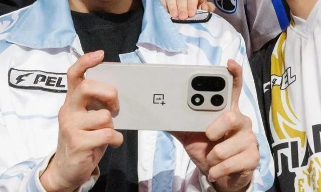 【旗舰】一加15真机照曝光 告别左置奥利奥 延续13T设计