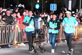 各就各位！揭秘人形机器人半马赛队神秘武器图片