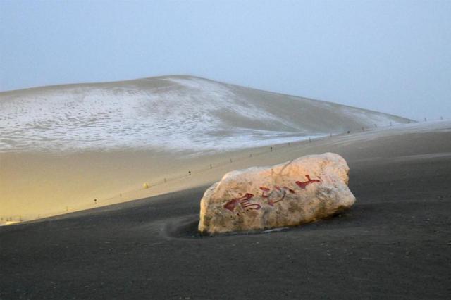 敦煌再迎降雪，游客邂逅沙雪共舞