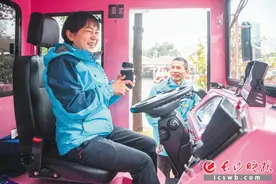 一起开往幸福年！橘子洲小火车司机“夫妻档” 连年春节坚守岗位服务八方游客图片