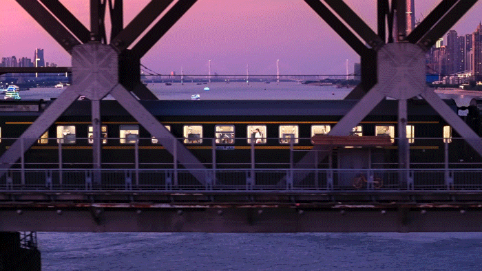 武汉新玩法！2元坐火车过大桥，限时一个月！