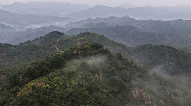河北遵化：烟雨长城
