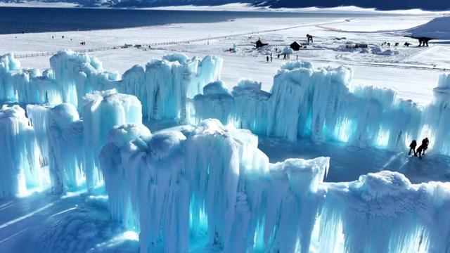 新知|半湖脂玉半湖蓝！赛里木湖冰雪秀浪漫上演