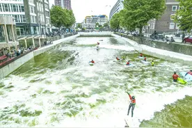 荷兰闹市“冲浪池”，世界独一份儿图片