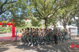 普中学子初亮剑 飒爽英姿好少年图片