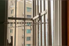 后怕！孩子拍了两下防盗窗整个掉下来图片