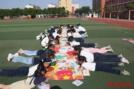 淄博经开区沣水镇第一小学举行百米长卷绘画活动图片