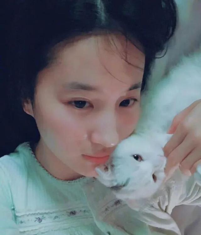 刘亦菲晒与新狗狗合照