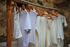 为什么白衣服放久了，总是会变黄啊？！（内附去除黄渍妙招）图片