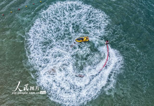 山东荣成：体验水上运动 畅享夏日清凉