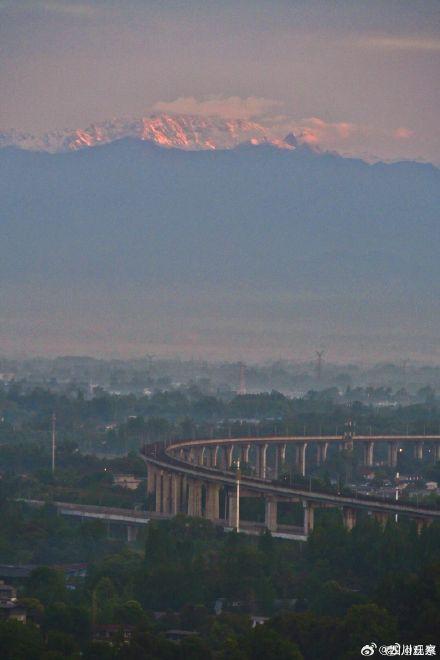 速来欣赏！成都朝霞雪山绝美大片来袭