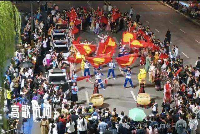 金秋国庆，雨幕真情：九曲黄河万里情和游客的双向奔赴