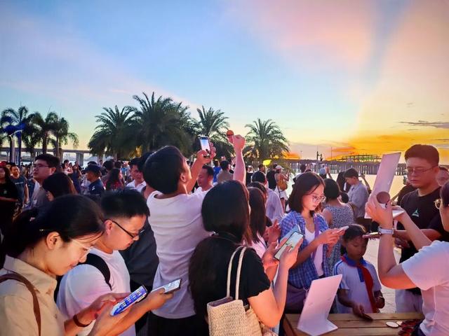 无人咖啡机、网红拍报亭、还能上“头条”！前海这个图片展等你来打卡