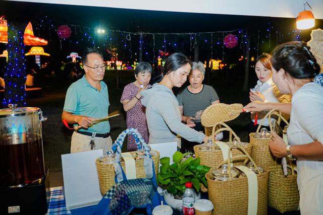 白天尝柑桔赏美景，晚上逛夜市享美食！长兴岛农文旅主题系列活动从白天嗨到夜晚，游人如织
